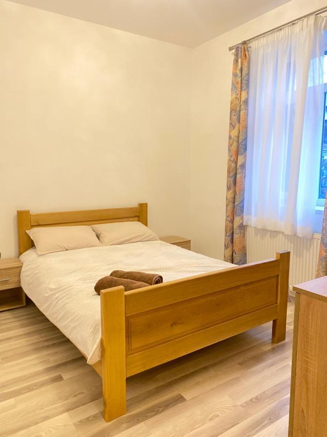 Central House Oradea Bagian luar foto